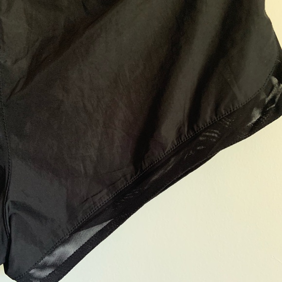 Women’s size small Tahari Sport shorts - Picture 3 of 5